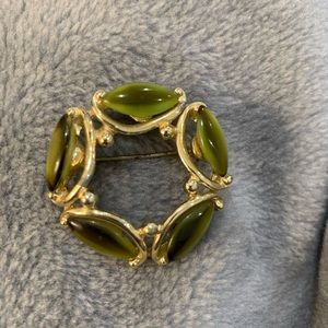 Emmons Vintage 1950s Gold With Green Cabochons Circle Wreath Pin Brooch